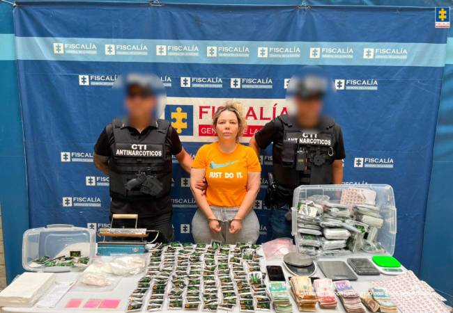 Correa Atehortúa con todo lo que le incautaron. FOTO: FISCALÍA GENERAL DE LA NACIÓN