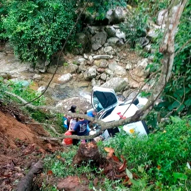 Un vehículo en el que iban dos mujeres cayó a un abismo en San Luis. /FOTO: CORTESÍA DENUNCIAS ANTIOQUIA