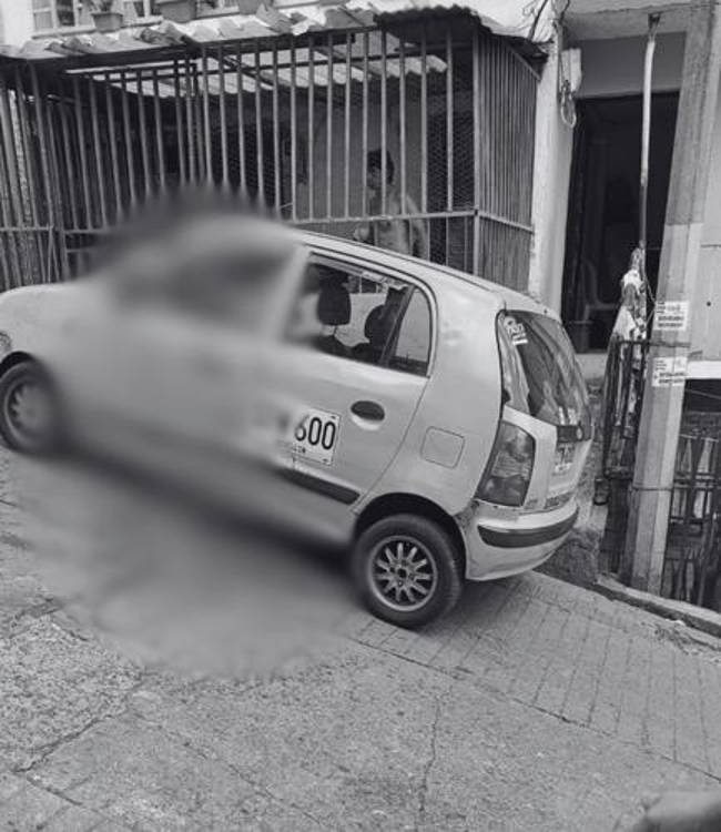 Así quedó el carro luego de la agresión. FOTO: CORTESÍA FREDDY ESCUDERO