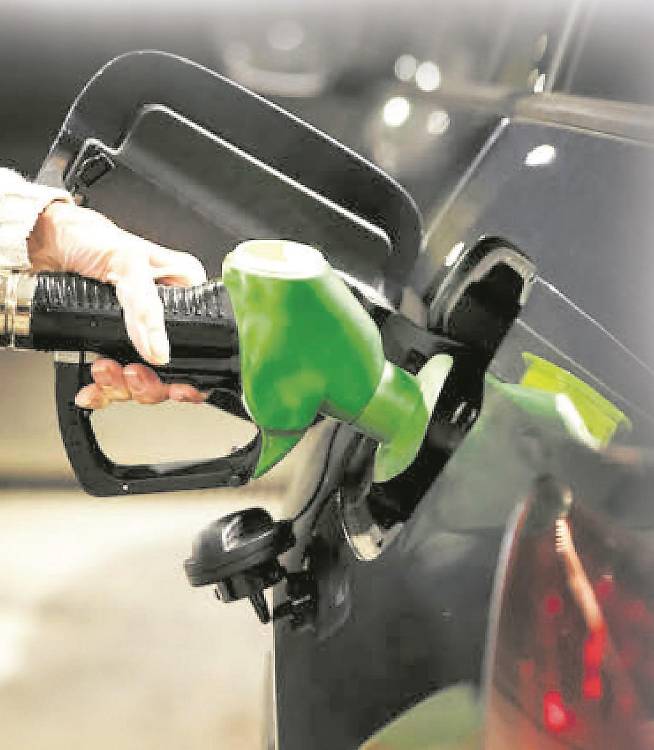 No cambiar el aceite a tiempo eleva el consumo, pues la fricción del aceite viejo hace que el motor trabaje más y gaste más combustible.