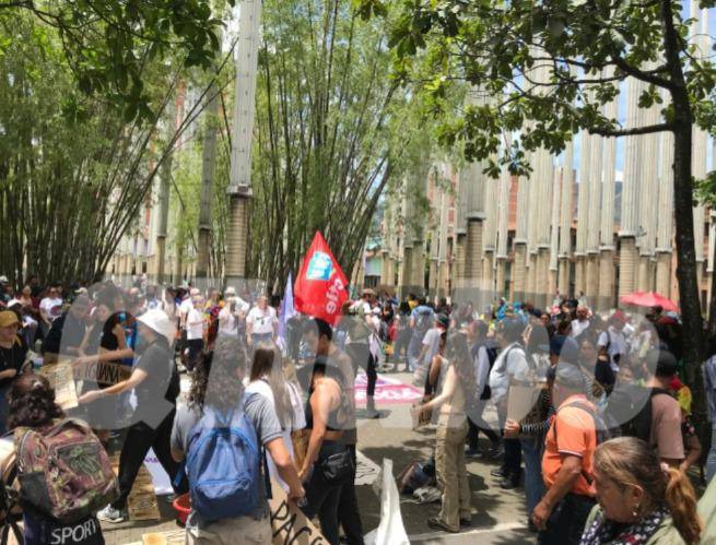 Marchas de los vendedores informales en Medellín. <b><span class=mln_small-caps_mln>/FOTO: LAURA ROSA JIMÉNEZ</span></b>