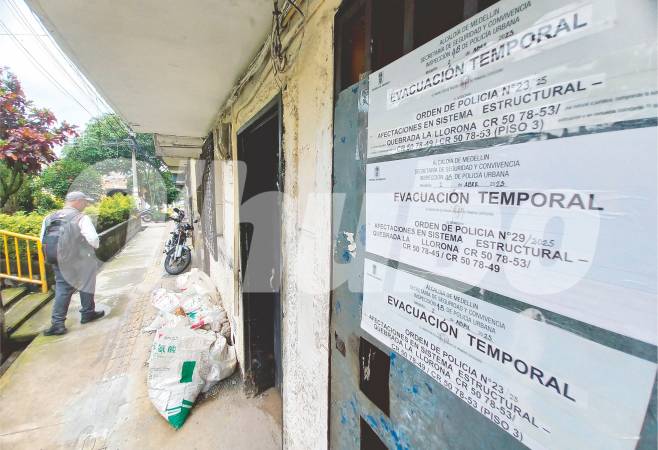 Los avisos de evacuación permanecen pegados en las puertas de las viviendas afectadas. /FOTO: MAURICIO ANDRÉS PALACIO BETANCUR
