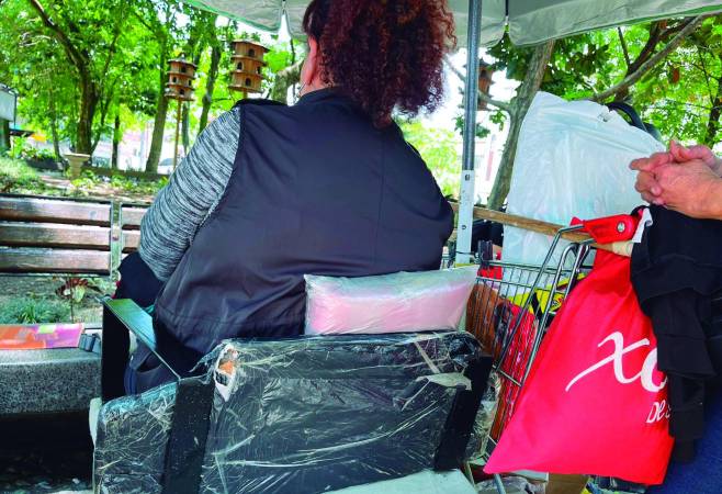 Hay comerciantes ingeniosos que, cuando se roban los espaldares de las sillas, improvisan unos nuevos hasta con tablas y bolsas para que los clientes estén cómodos. FOTO: SINDY VALLE