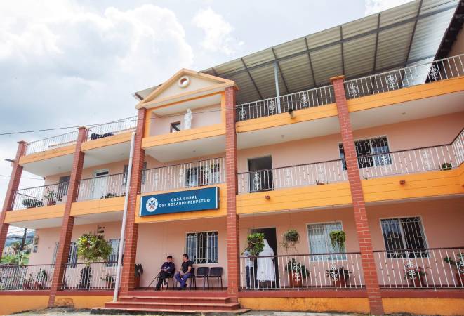 La casa fue donada por un sacerdote y las religiosas se las han arreglado para ir construyendo nuevos espacios para la atención de los sacerdotes.