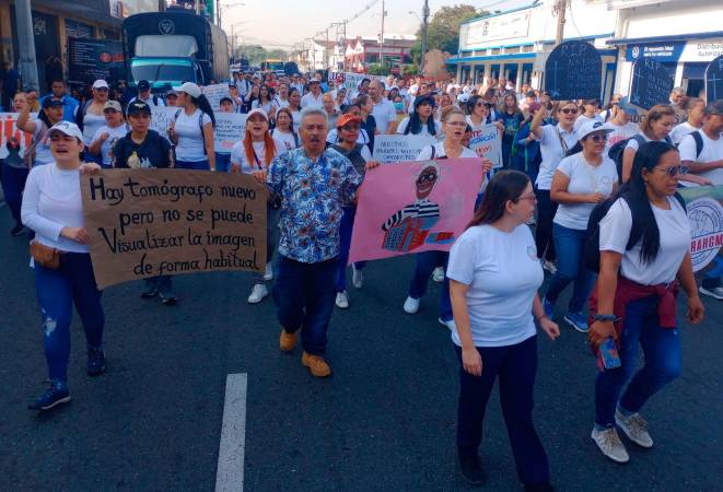 La protesta comenzó en el Hospital General, y tras un recorrido por varias vías principales llegó a la Alpujarra. FOTOS: MANUEL SALDARRIAGA