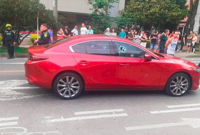 Así quedó el vehículo en donde se movilizaban Duque Ríos y su esposa. /FOTO: CORTESÍA DENUNCIAS ANTIOQUIA