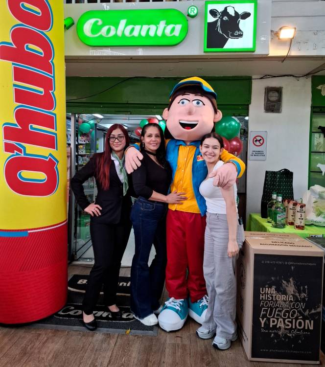 Luz Deicy Olaya (centro) es profesora de matemáticas y también cuidadora de su mamá. /FOTO: ANA CRISTINA MARINO M.