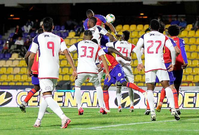 El partido se caracterizó por un juego fuerte y de muchos choques entre jugadores. /FOTO: COLPRENSA