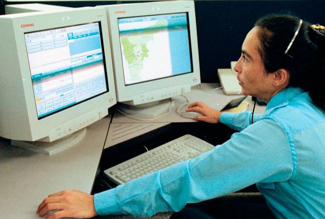 Así se veía en sus inicios la forma en que trabajaban en la línea de emergencias 123. /FOTO: ARCHIVO