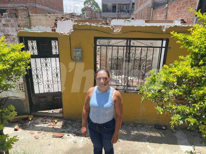 Maritza esperaba reconstruir el muro para volver a su casa con el visto bueno de las autoridades. Esta foto corresponde al 2 de septiembre de 2025. <b><span class=mln_small-caps_mln>/FOTO: SINDY VALLE </span></b>