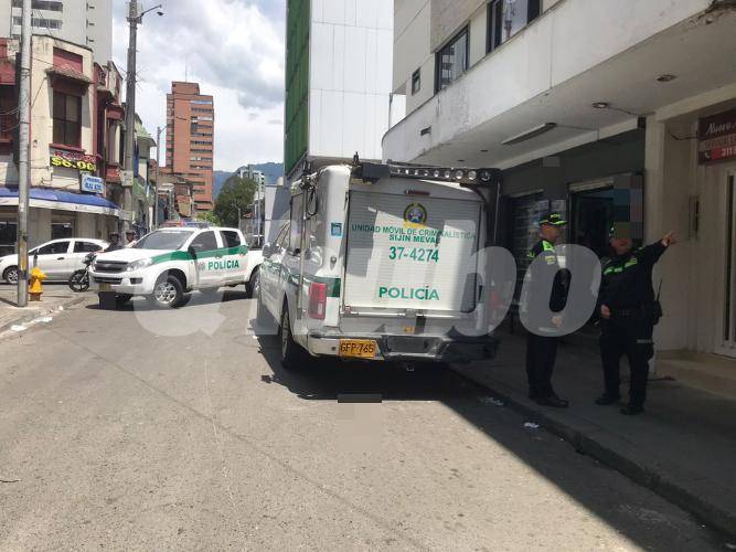 Levantamiento del cuerpo en el hotel. FOTO: LAURA ROSA JIMÉNEZ VALENCIA