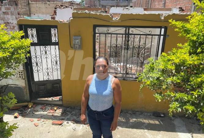 Maritza esperaba reconstruir el muro para volver a su casa con el visto bueno de las autoridades. Esta foto corresponde al 2 de septiembre de 2025. /FOTO: SINDY VALLE 