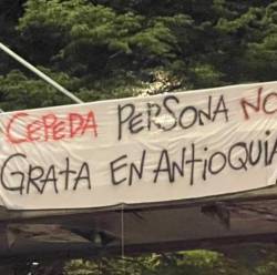 Algunos puentes de la ciudad amanecieron con pancartas con mensajes en contra del candidato presidencial Iván Cepeda. FOTO: DENUNCIAS ANTIOQUIA