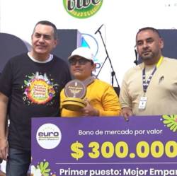 Estefany Baquero (centro) es la creadora de ‘Las delicias de Isme’, en honor a su mamá, Ismenia Moreno. FOTO: ALCALDÍA DE ENVIGADO