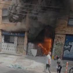 Seis tripulaciones de bomberos llegaron hasta el lugar. FOTO: CAPTURA DE VIDEO