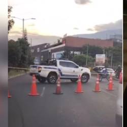 La avenida Regional fue cerrada desde el centro comercial Viva Envigado. Uno de los detenidos ya tenía un requerimiento judicial. FOTOS: CAPTURA DE VIDEO INSTAGRAM @prensapaisaoficial Y CORTESÍA POLICÍA METROPOLITANA