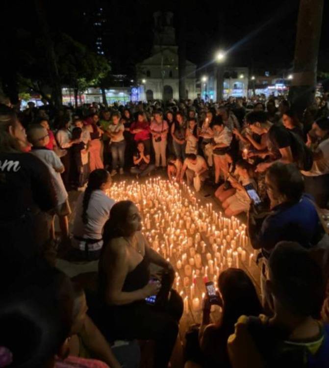 Velatón en parque de Itagüí por Esteban Yepes. <b><span class=mln_small-caps_mln>/ FOTO: ELITAGUISEÑO </span></b>