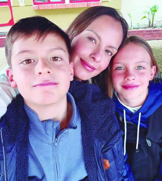 Helena, la primogénita de Laura, tiene 9 años; mientras que Nicolás, el menor, tiene 8 años. FOTO: CORTESÍA