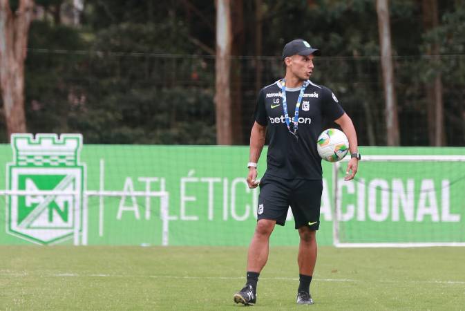 Lucas González dirigiendo entrenamiento del Verde. FOTO: MANUEL SALDARRIAGA