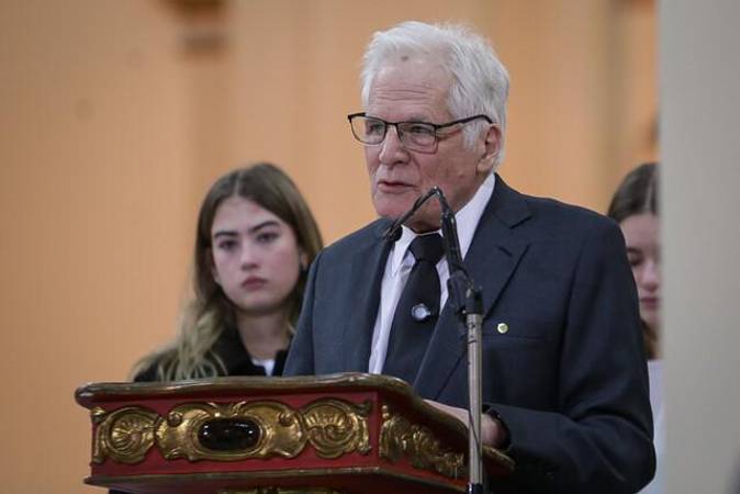 Miguel Uribe Londoño dirigiendo palabras hacia Miguel Uribe Turbay. / FOTO: COLPRENSA