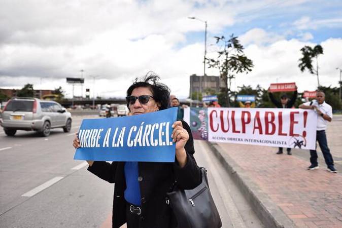 Detractores de Álvaro Uribe, también realizaron un plantón cerca a las instalaciones de Paloquemao. / FOTO: COLPRENSA