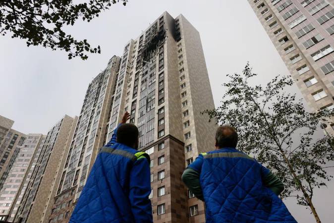 Evacuación de edificio habitado por más de 400 personas en Moscú. FOTO: TOMADA DE INFOBAE