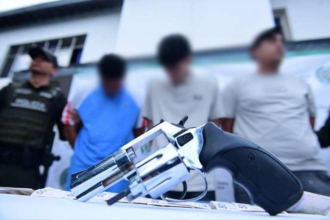 El arma de fuego que le incautaron a los sujetos. FOTO: POLICÍA METROPOLITANA 
