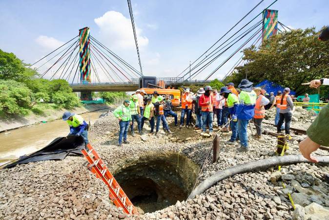 Socavón alrededor de la vía férrea del metro de Medellín. /FOTO: ALCALDÍA DE MEDELLÍN