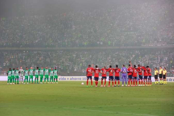 Ambos equipos se despidieron del técnico que marcó la historia en el fútbol antioqueño. /FOTO: MANUEL SALDARRIAGA QUINTERO