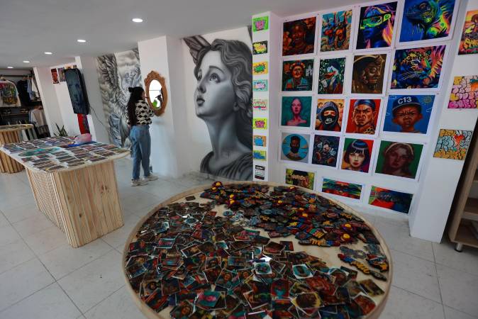 EN IMÁGENES: Ahora el parche en la 13 es posar con un gorila