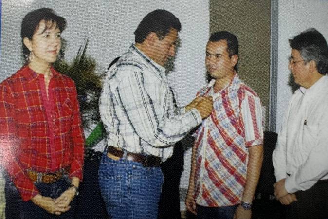 Jason guarda con orgullo la postal del reconocimiento que le dio la compañía cuando cumplió 5 años allí. FOTO: CORTESÍA