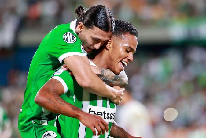 Ian Poveda hizo su debut con Nacional (arriba) y Juan Manuel Zapata, autor del gol (abajo). FOTO: MANUEL SALDARRIAGA 