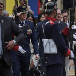 Vestido de blanco y acompañado de algunos funcionarios y sus hijos Antonella y Nicolás Alcocer, Gustavo Petro salió de la Casa de Nariño. FOTO: COLPRENSA