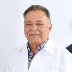 Jorge Alberto Osorio Ciro, como médico del Hospital Alma Máter (izq.) y Ciro durante su época de presidente del DIM, en 2011. FOTO: CORTESÍA HOSPITAL ALMA MÁTER Y HERNÁN VANEGAS