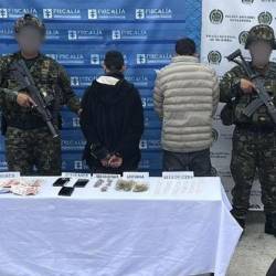 Capturados mientras instalaban propaganda del Clan del Golfo. FOTO: ALCALDÍA DE RIONEGRO