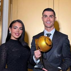 La modelo Georgina Rodríguez, junto a su pareja Cristiano Ronaldo, y el hijo de él, Cristiano Jr. FOTO: TOMADA DE INSTAGRAM @georginagia