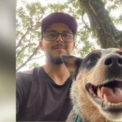 Las labores de Santiago incluyen paseo, educación y alimentación natural, y están enfocadas en los perros, cuya mente busca interpretar antes de intervenir. En las fotos está con su perra Jamaica. FOTO:CORTESÍA SANTIAGO NAVARRO