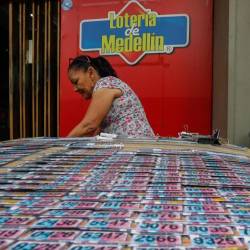 Venta de loterías en Medellín. FOTO: MANUEL SALDARRIAGA
