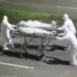 Levantamiento de los cuerpos de habitantes de calle. FOTO: CAPTURA DE VIDEO CORTESÍA