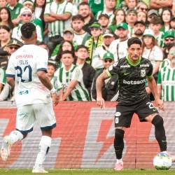 Lucas González (izq.) no quedó nada conforme con lo que mostró su equipo en el primer tiempo. FOTOS: MANUEL SALDARRIAGA Y CORTESÍA NACIONAL 