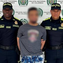 Así fue presentado alias Edwin por la Policía. FOTO: CORTESÍA DEPARTAMENTO DE POLICÍA ANTIOQUIA