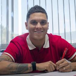 Juan Fernando Quintero firmando como nuevo jugador del DIM. FOTO: DIM 
