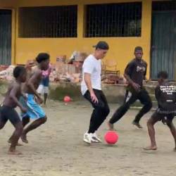 El futbolista Matheus Uribe jugando con los niños en el Chocó. FOTO: X @MAROVAAN