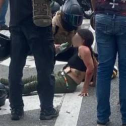 La mujer lesionada recibió atención en el lugar. FOTO TOMADA DE HORA 13 NOTICIAS