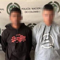 Capturados por distribuir panfletos intimidatorios en Itagüí. FOTO: POLICÍA METROPOLITANA 