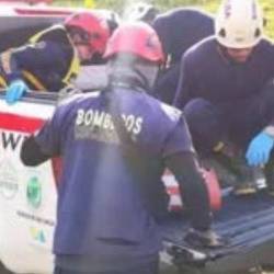 Atención del Cuerpo de Bomberos San Carlos tras la muerte de Milton García en Balneario El Chispero de San Carlos. FOTO: CORTESÍA ALCALDÍA DE SAN CARLOS