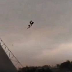 Un hombre salió despedido por los aires cuando un techo se desprendió. “Estuve al menos a 12 metros de altura”, contó después. FOTO: CAPTURA DE VIDEO X @ALERTAMUNDONEWS