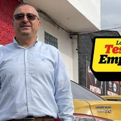 Francisco Edward Quintero Restrepo posa con orgullo al lado de los amarillos. Es un apasionado de los carros en general. FOTOS: JAIDER ESCOBAR