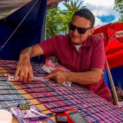 Venta de loterías en Medellín. FOTO: CAMILO SUÁREZ