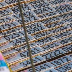 Miles de billetes de lotería se comercializan a diario en las calles de Medallo. FOTO: CAMILO SUÁREZ